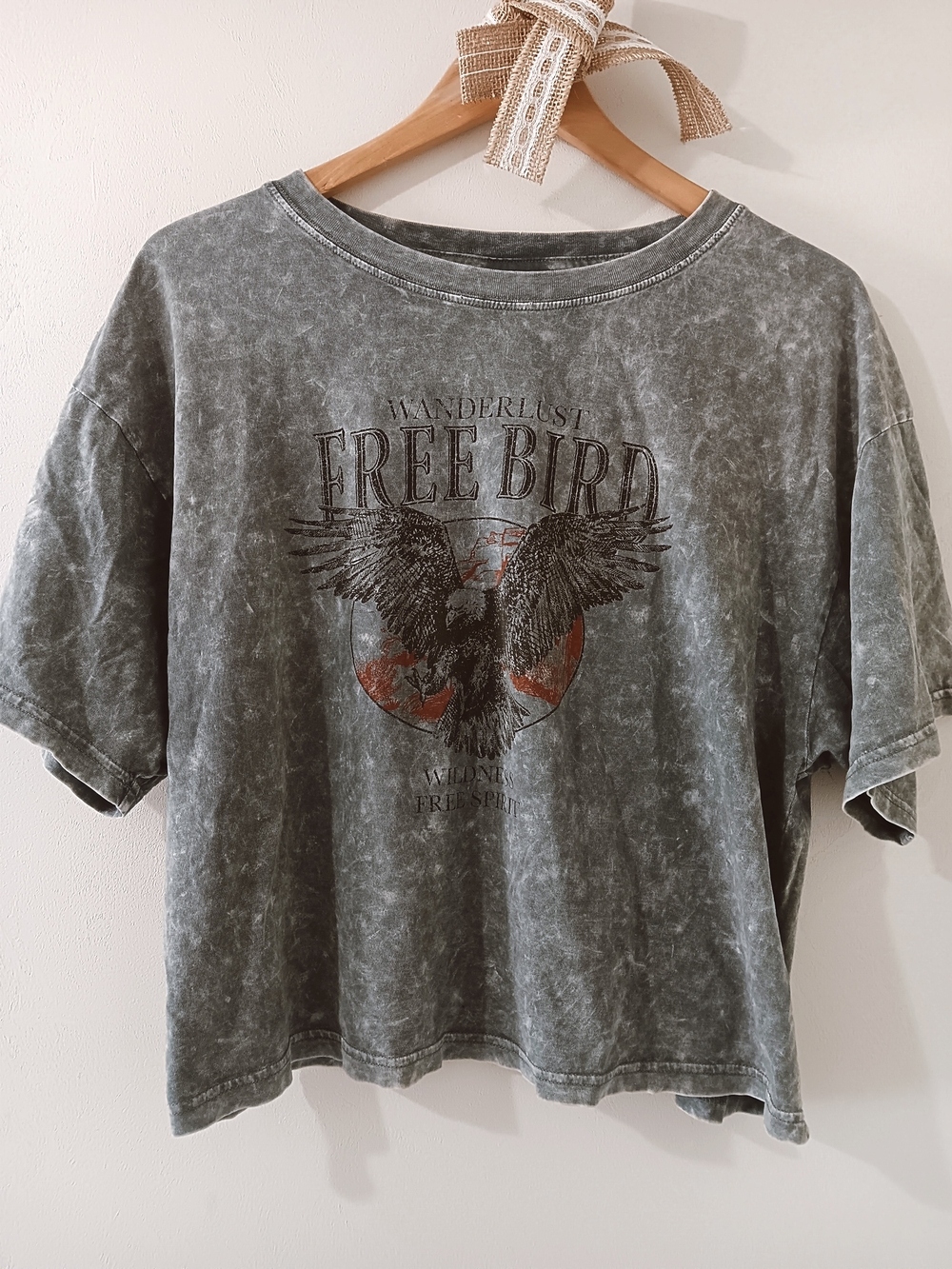 FREE BIRD SLATE GRAY MINERAL ACID WASH SHORT SLEEVE GRAPHIC CROPPED TEE LARGE